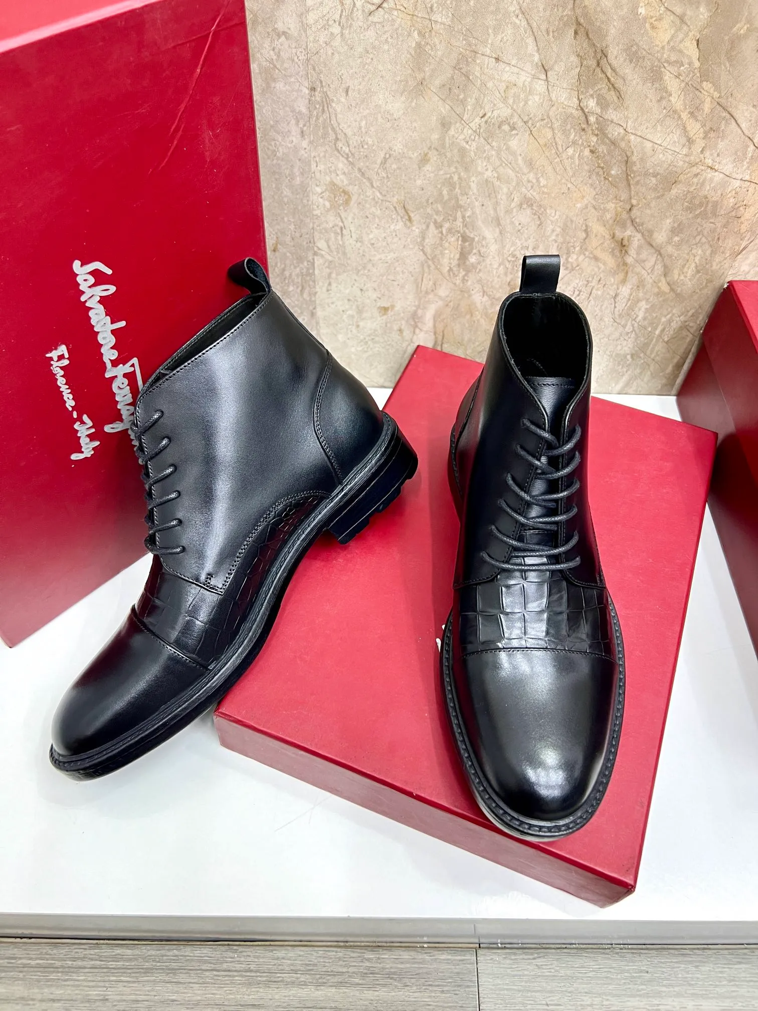 Original order quality: Men's shoes 💰700 Brand: Ferragamo (Ferragamo) One size larger: Men's size 38-44 (45 customized) Grade: Same style as the official website High-end men's shoes Material: Original cowhide, cowhide lining, original outsole Style category: Chelsea men's boots Fashion trend Color: Actual picture